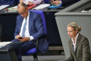 Politiker Friedrich Merz und Alice Weidel bei einer Diskussion über Wahlergebnisse und Umfragen.