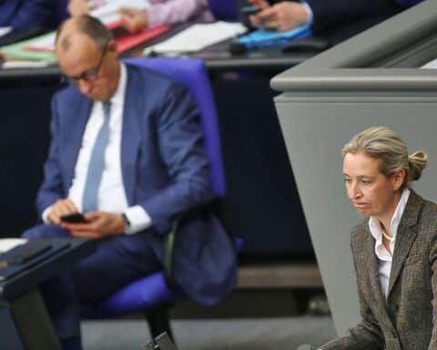 Politiker Friedrich Merz und Alice Weidel bei einer Diskussion über Wahlergebnisse und Umfragen.