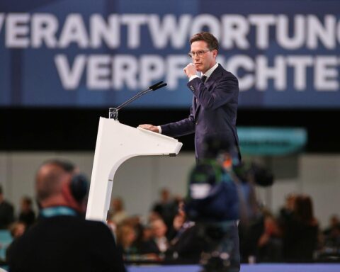 Manuel Hagel bei einer Wahlveranstaltung, umgeben von Unterstützern und Wahlplakaten der CDU.