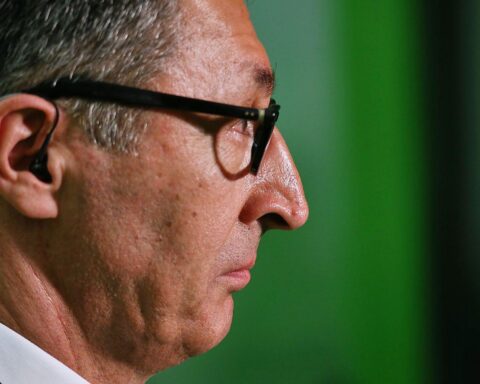 Cem Özdemir in feierlicher Pose, symbolisiert Erfolg und Beliebtheit in den deutschen Wahlen.