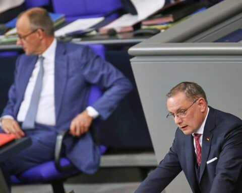 Friedrich Merz und Tino Chrupalla im Kontext der aktuellen Wählergunst vor der Wahl.