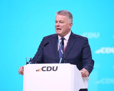 Wahlurne mit Stimmzetteln, Politiker in Aktion, Menschen, die an Wahlumfrage teilnehmen.