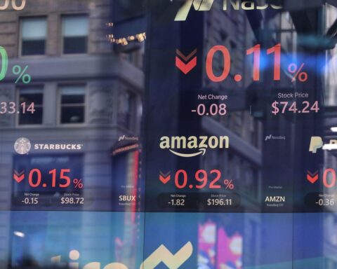 Börsenkurse mit fallenden Tendenzen, symbolisiert durch Starbucks und Amazon, vor geopolitischen Unsicherheiten.