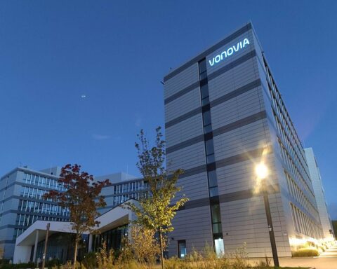 Vorstandschef Luka Mucic zwischen Investoren: Dringender Handlungsbedarf bei Schuldenabbau und finanzieller Stabilität.