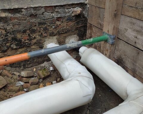 Fernwärme-Anschluss mit Rohren, symbolisiert die Auswirkungen steigender Gaspreise auf Heizkosten.