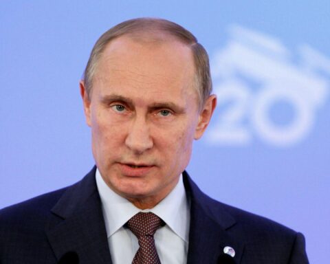 Wladimir Putin vor einer grafischen Darstellung der steigenden Rohstoffeinnahmen Russlands.