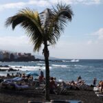 Düsterer Urlaubsort: Palmenstrand symbolisiert Gefährdung für US- und israelische Offizielle weltweit.