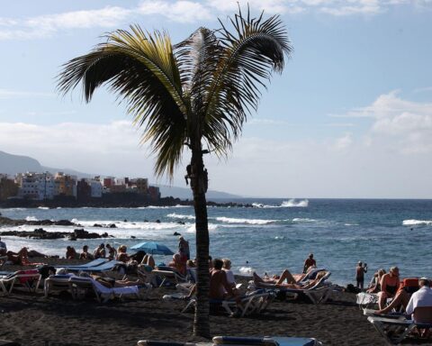 Düsterer Urlaubsort: Palmenstrand symbolisiert Gefährdung für US- und israelische Offizielle weltweit.