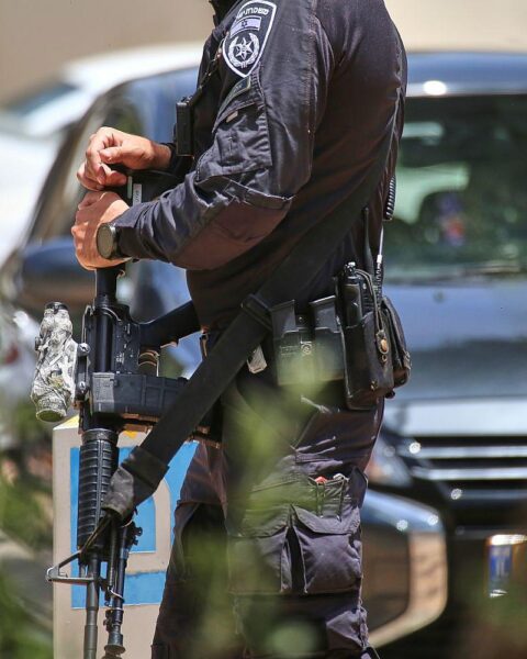 Israelische Soldaten bei gezielter Offensive im Libanon, Luftangriffe und neue Einsatzstrategien im Hintergrund.