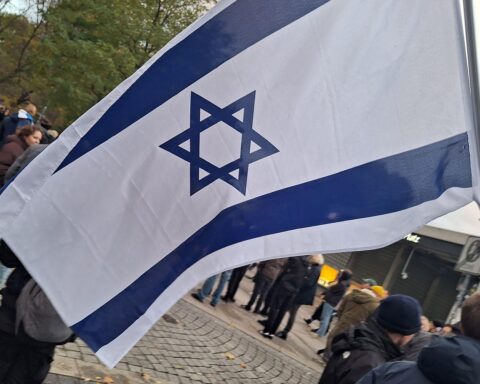 Pro-Israel-Demo mit Flaggen und Plakaten, um Unterstützung für Israel auszudrücken.