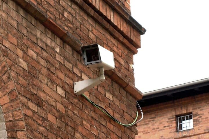 Zwei junge Männer in Untersuchungshaft nach Gewalttat, Polizei ermittelt intensiver.