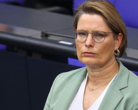 Bundesjustizministerin Hubig spricht über Völkerrecht, Diplomatie und Konflikte im Nahen Osten.