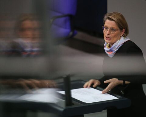 Stefanie Hubig spricht über Unterstützung für Terroropfer am nationalen Gedenktag.