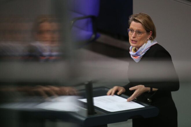 Justizministerin verspricht Terroropfern Beistand