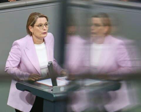 Stefanie Hubig kündigt neue Gesetze gegen digitale Gewalt an, betont Schutz der Opfer.