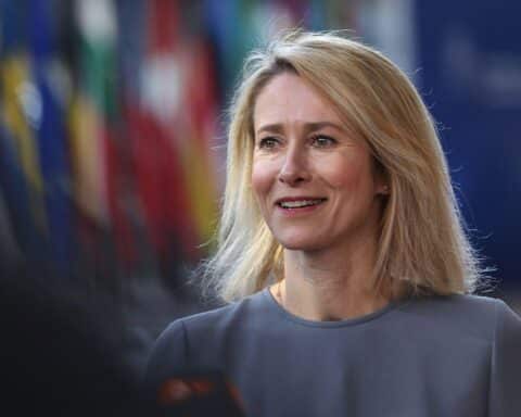 Kaja Kallas am EU-Gipfel, fordert Unterstützung für Ukraine, kritisiert Orban.