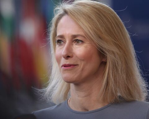 Kaja Kallas diskutiert Druck auf Russland und Gerechtigkeit für die Ukraine in Butscha.