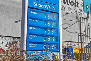 Aral-Tankstelle mit Preisvergleichshinweis, Autofahrer tanken, Preisspitzen und Marktdynamik.