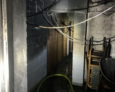 Einsatzkräfte der Feuerwehr löschen Kellerbrand, Bewohner evakuiert, keine Verletzten, schnelle Löscharbeiten.