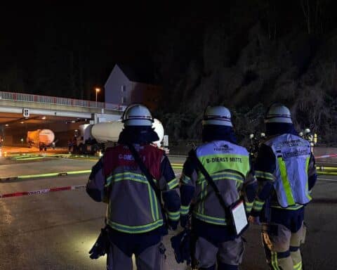 Unfall mit Tanklastern auf Autobahn, Feuerwehrvorbereitung für Kerosinaustritt, Fahrbahn gesperrt.