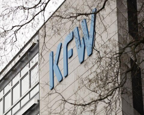KfW-Chef fordert Reform der Altersvorsorge, um Wohlstand durch kapitalgedeckte Rente zu steigern.