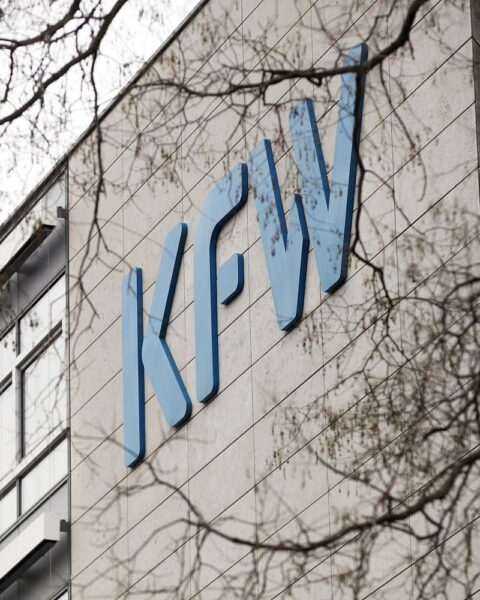 KfW-Chef fordert Reform der Altersvorsorge, um Wohlstand durch kapitalgedeckte Rente zu steigern.