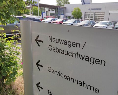 Ein Autohändler präsentiert Fahrzeuge, symbolisiert Wachstum im Kfz-Gewerbe in Berlin und Brandenburg.