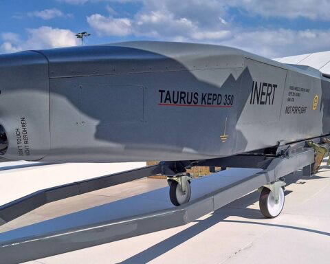 Ein ukrainischer Soldat trainiert mit Taurus-Marschflugkörpern, symbolisiert militärische Unterstützung und Entschlossenheit.