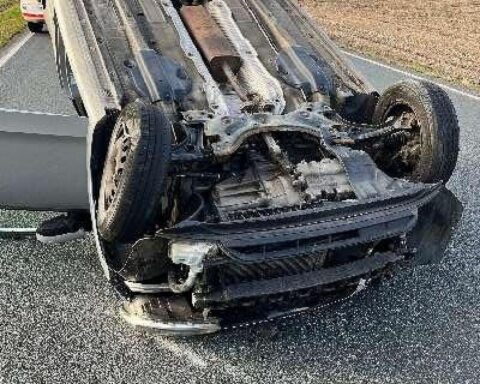 Ein überschlagener VW auf dem Dach nach einem Verkehrsunfall auf der Landesstraße 124.