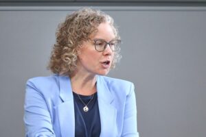 Julia Verlinden fordert radikale Kehrtwende in der Klimapolitik zur Vermeidung milliardenschwerer EU-Strafzahlungen.