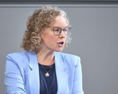 Julia Verlinden fordert radikale Kehrtwende in der Klimapolitik zur Vermeidung milliardenschwerer EU-Strafzahlungen.