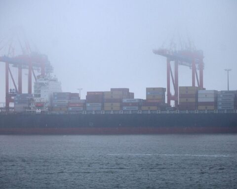 Containerschiff im Hafen: Symbol für Wachstum und wirtschaftliche Reformen in Deutschland.