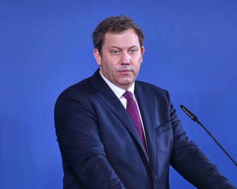 Lars Klingbeil denkt an Übergewinnsteuer für Mineralölkonzerne zur Unterstützung von Pendlern und Familien.