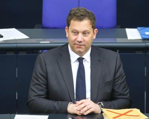 Lars Klingbeil diskutiert Altersvorsorge-Reform im Bundestag für transparentere und kostengünstigere Lösungen.