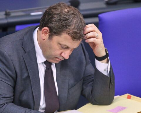 Lars Klingbeil spricht über internationale Finanzmärkte und den Iran-Konflikt in Berlin.