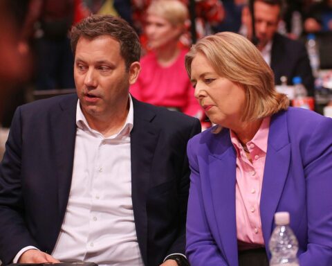 Lars Klingbeil und Bärbel Bas diskutieren über Führung und Strategie der SPD nach Wahlschlappe.