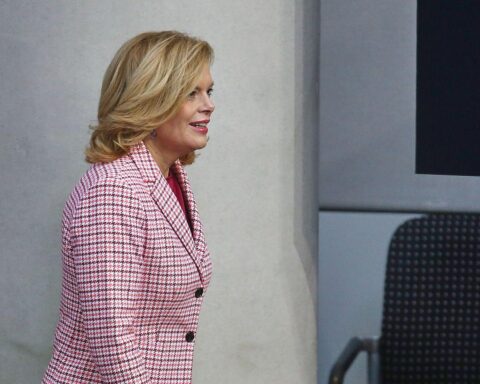 Julia Klöckner spricht im ukrainischen Parlament über Unterstützung und Sicherheit in Europa.