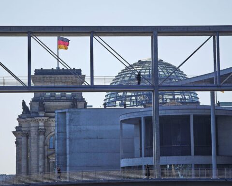 Bundestag mit Bauarbeiten, Glasfaserkabeln und Sicherheitsmaßnahmen gegen Cyberangriffe im Fokus.