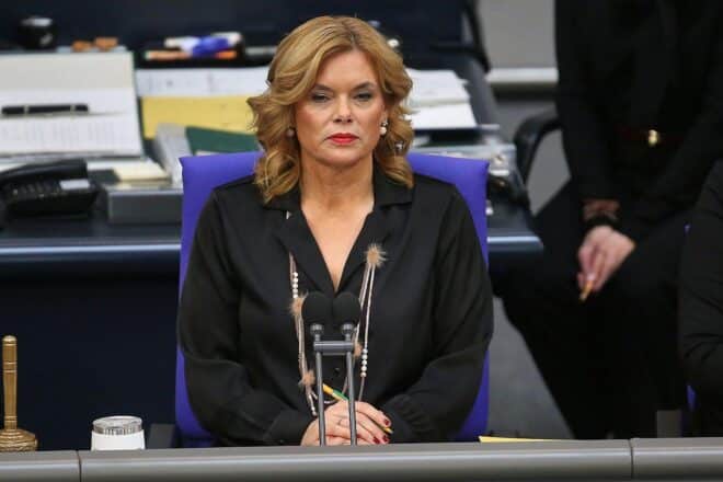 Julia Klöckner reflektiert über Geschäftsordnungsreform und digitale Kommunikation im Bundestag.