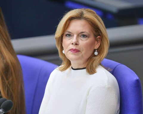 Julia Klöckner diskutiert völkerrechtliche Aspekte des militärischen Vorgehens gegen den Iran.