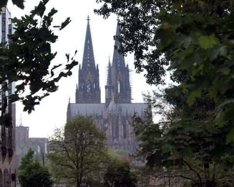 Sperrung in Köln wegen Fliegerbombe: Straßen, Polizei, Evakuierung, betroffene Menschen, Sicherheitsmaßnahmen.