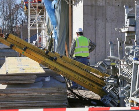 Bauarbeiter auf Baustelle, symbolisch für soziale Gerechtigkeit und wirtschaftliche Forderungen der Gewerkschaften.