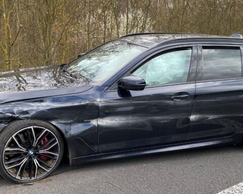 Schwerer Verkehrsunfall auf der A65, Rettungskräfte und Fahrzeugwracks sichtbar.