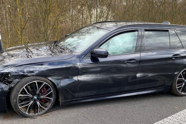 Schwerer Verkehrsunfall auf der A65, Rettungskräfte und Fahrzeugwracks sichtbar.