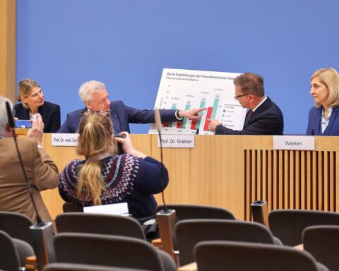 Finanzkommission präsentiert Vorschläge zur Stabilisierung der gesetzlichen Krankenversicherung in Berlin.