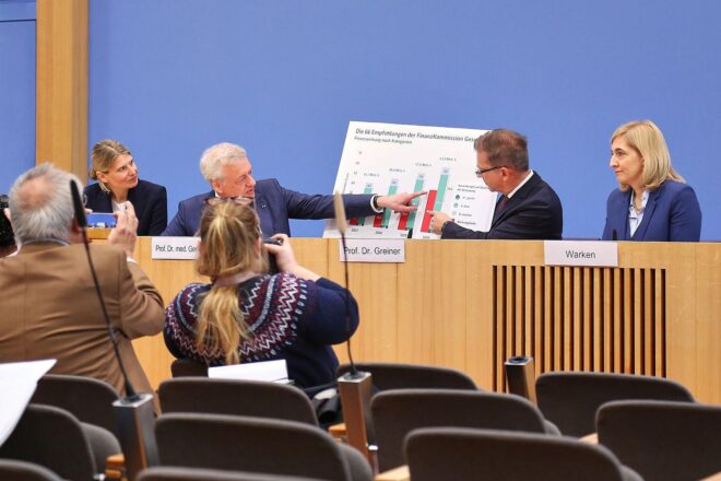 Kommission empfiehlt 66 Maßnahmen für stabile Krankenkassenbeiträge