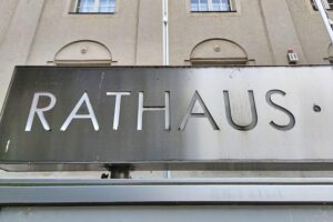 Rathaus in Berlin, kommunale Finanznot, Politiker im Gespräch, Forderung nach Unterstützung und Reformen.