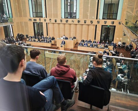 Bundesratssitzung zur Zustimmung des Kritis-Dachgesetzes für Schutz kritischer Infrastrukturen.