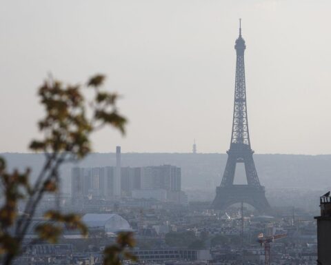 Eiffelturm, Paris: Symbol der Wahlen und politischen Veränderungen in Frankreichs Städten.