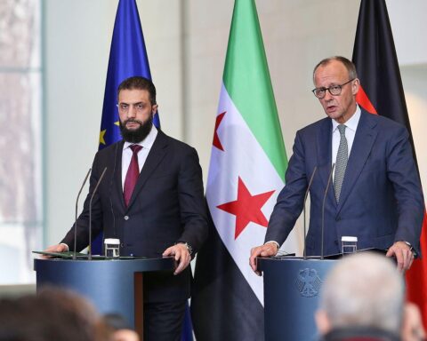 Friedrich Merz und Ahmad al-Scharaa bei Pressekonferenz über Rückkehr syrischer Fachkräfte nach Deutschland.